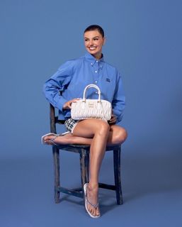 Isis Valverde feet photo thumbnail