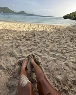 Halle Bailey feet photo thumbnail