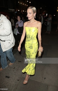Lily Allen feet photo thumbnail
