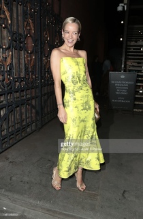 Lily Allen feet photo thumbnail
