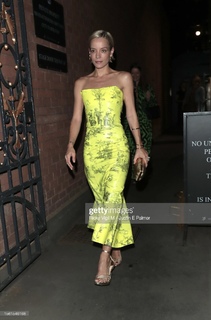 Lily Allen feet photo thumbnail