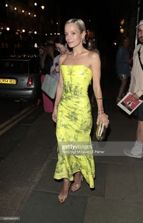 Lily Allen feet photo thumbnail