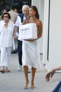 Hailey Bieber feet photo thumbnail