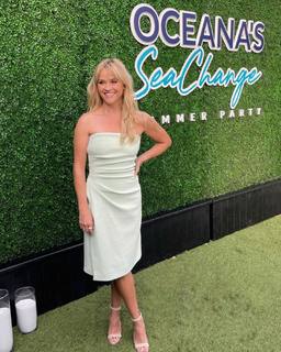 Reese Witherspoon feet photo thumbnail