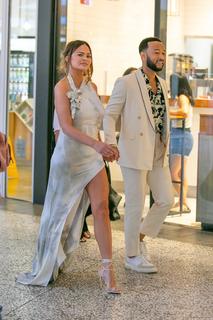 Chrissy Teigen feet photo thumbnail