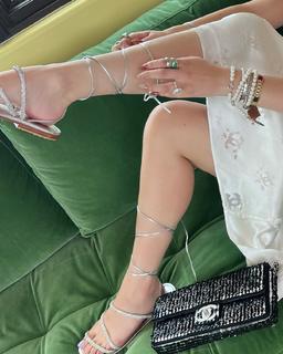 Bella Thorne feet photo thumbnail