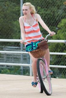 Dakota Fanning feet photo thumbnail