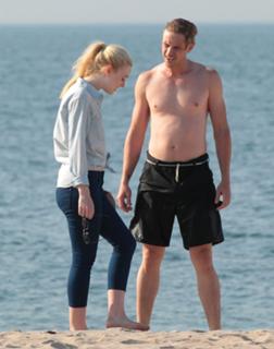 Dakota Fanning feet photo thumbnail