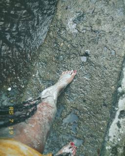 Halle Bailey feet photo thumbnail