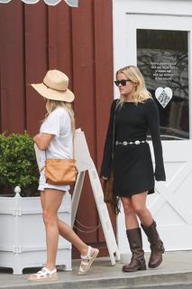 Reese Witherspoon feet photo thumbnail