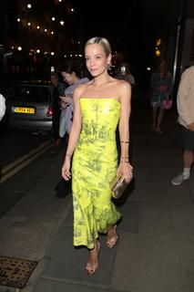 Lily Allen feet photo thumbnail