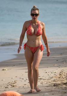 Helen Flanagan feet photo thumbnail