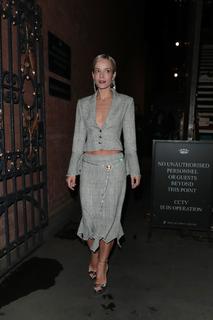 Lily Allen feet photo thumbnail