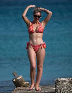Helen Flanagan feet photo thumbnail