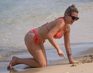 Helen Flanagan feet photo thumbnail