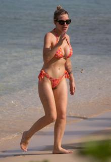 Helen Flanagan feet photo thumbnail