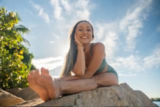 Kino MacGregor feet photo thumbnail
