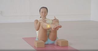 Kino MacGregor feet photo thumbnail