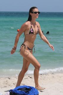 Nina Agdal feet photo thumbnail