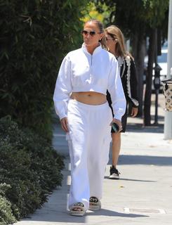 Jennifer Lopez feet photo thumbnail