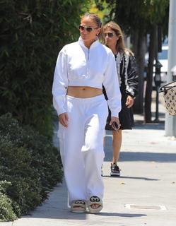 Jennifer Lopez feet photo thumbnail