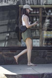 Alison Brie feet photo thumbnail