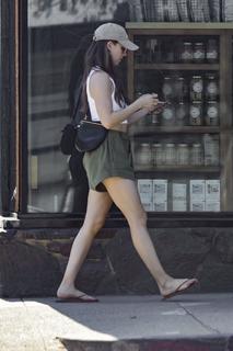 Alison Brie feet photo thumbnail
