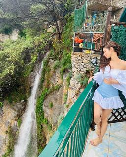 Mouni Roy feet photo thumbnail