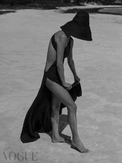Alessandra Ambrosio feet photo thumbnail