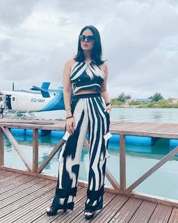 Sunny Leone feet photo thumbnail