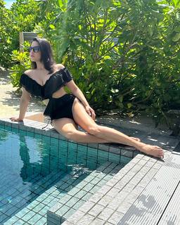 Sunny Leone feet photo thumbnail
