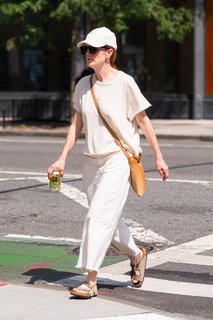 Julianne Moore feet photo thumbnail