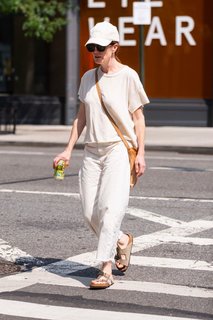 Julianne Moore feet photo thumbnail