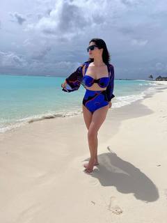 Sunny Leone feet photo thumbnail
