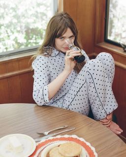 Elizabeth Olsen feet photo thumbnail