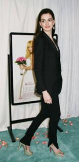 Anne Hathaway feet photo thumbnail