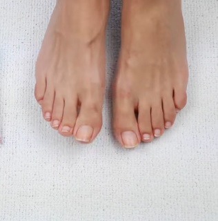 Duygu Özaslan feet photo thumbnail