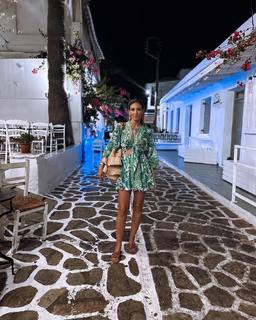 Athina Oikonomakou feet photo thumbnail