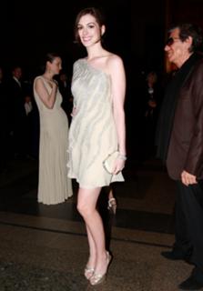Anne Hathaway feet photo thumbnail