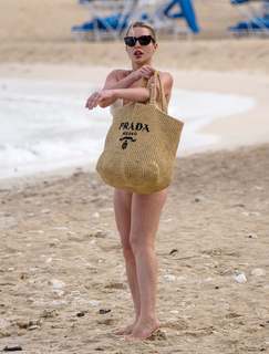 Helen Flanagan feet photo thumbnail