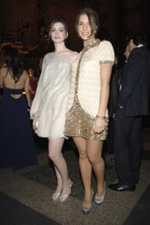 Anne Hathaway feet photo thumbnail