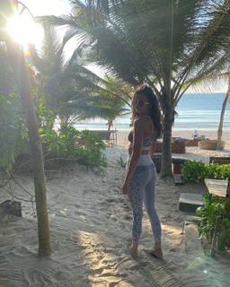 Nina Dobrev feet photo thumbnail
