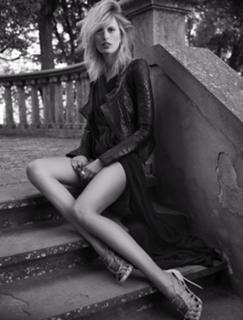 Karolina Kurkova feet photo thumbnail