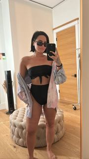 Demi Lovato feet photo thumbnail