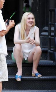 Dakota Fanning feet photo thumbnail