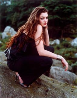 Anne Hathaway feet photo thumbnail