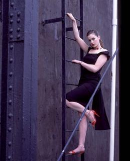 Anne Hathaway feet photo thumbnail