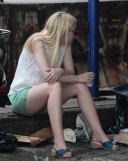 Dakota Fanning feet photo thumbnail