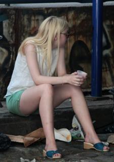 Dakota Fanning feet photo thumbnail
