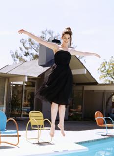 Anne Hathaway feet photo thumbnail